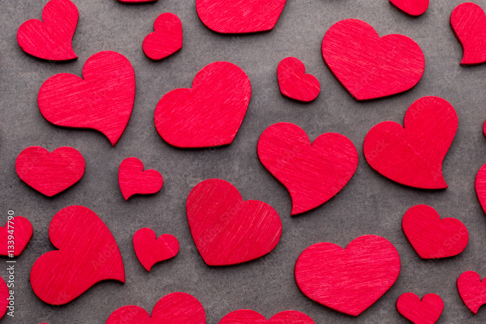 Obraz premium Red hearts on the wooden background.