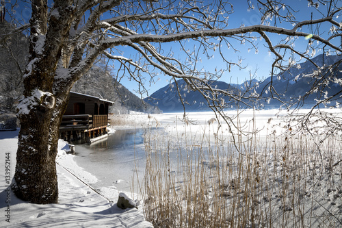 Obraz na płótnie Winter am Weissensee in Kärnten, Österreich w salonie