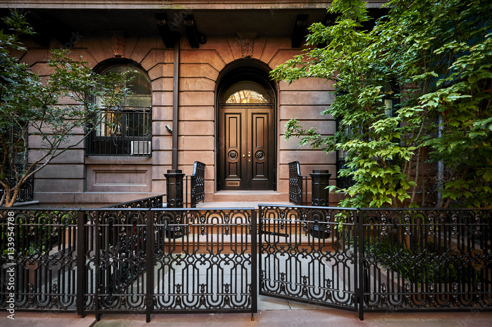 Obraz premium a decorative brick brownstone building
