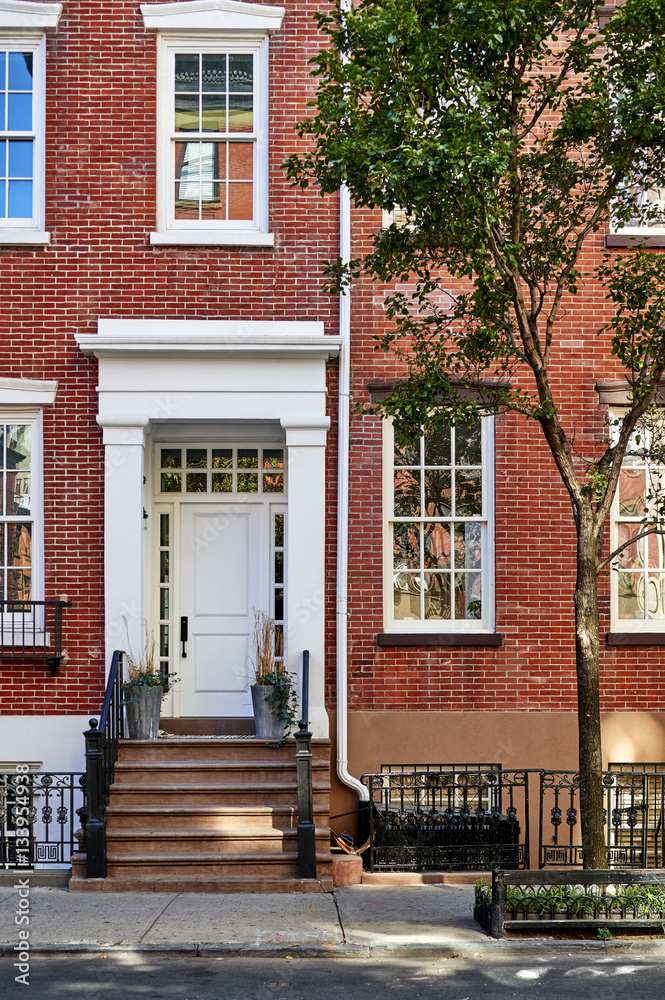 Naklejka premium the front of a brownstone building