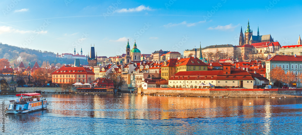 Naklejka premium Stare miasto Praga Republika Czeska nad rzeką