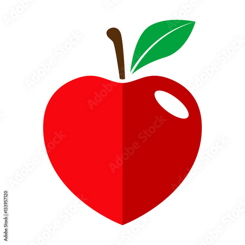 Icono plano manzana forma corazon color en fondo blanco