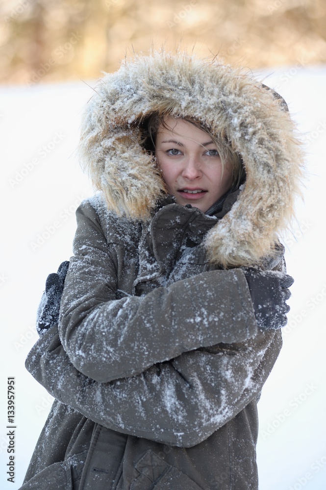 Junge Frau in warmer Winterkleidung im Schnee Junge Frau in warmer Winterkleidung im Schnee