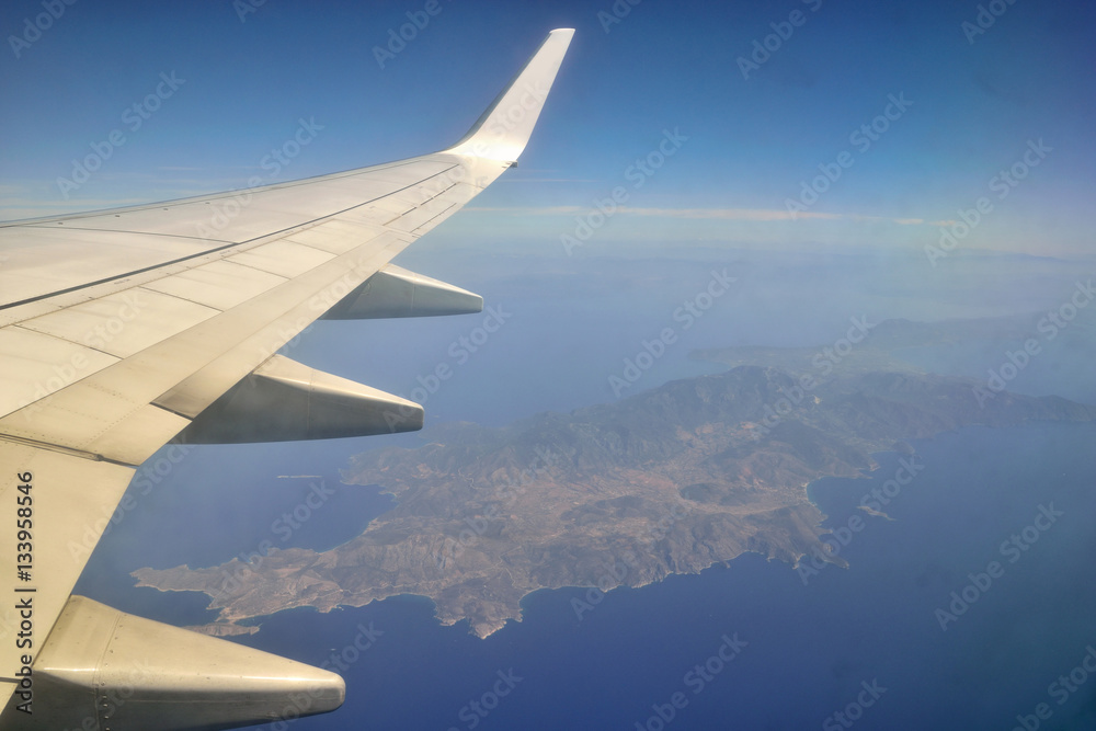 Aereo che sorvola l'isola Greca di Karpathos