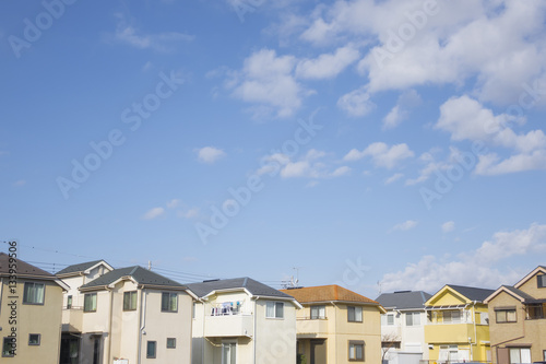 日本の住宅と青い空