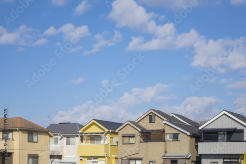 日本の住宅と青い空