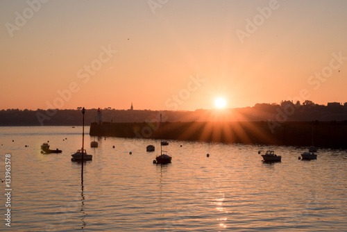 Coucher de soleil bancs publics, St Malo, Bretagne © Tydav Photos