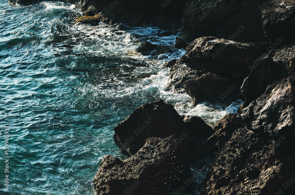 Obraz premium Sea waves and rocks