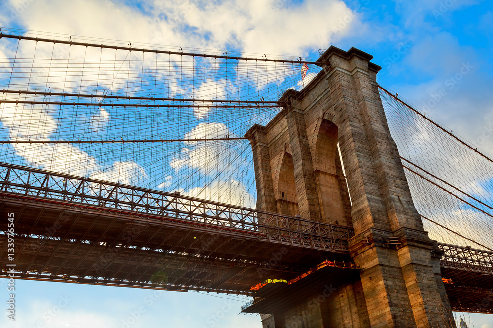 Naklejka premium Chmury nad Brooklyn Bridge, szeroki kąt widzenia - Nowy Jork