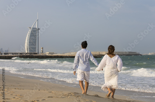 Canvas Print couple walking on a beach in Dubai