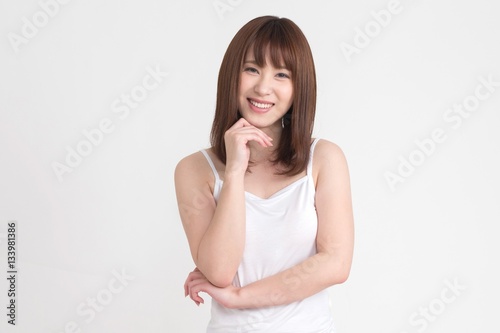 若い女性が 疑問や悩みがあるようなポーズをしています この画像の背景は 白です Stock Photo Adobe Stock 若い女性が 疑問や悩みがあるようなポーズをしています この画像の背景は 白です Stock Photo Adobe Stock