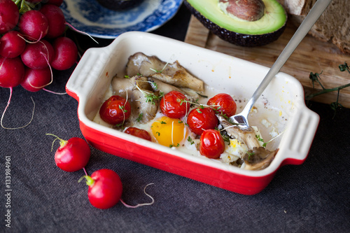 Eier mit Tomaten und Austernpilzen photo