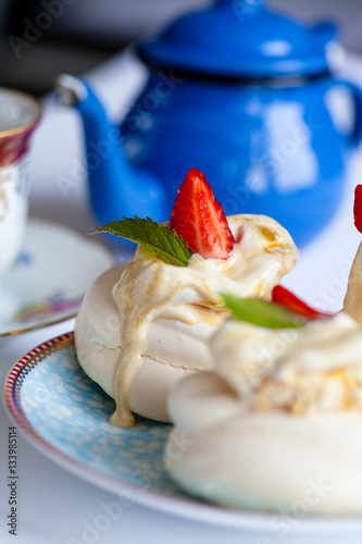 Pavlova-Baiser-Törtchen mit Erdbeeren und Eis photo