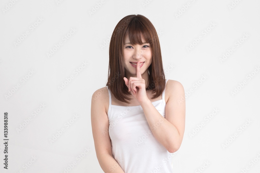 指を口の前にしたポーズの女性。 指を口の前にしたポーズの女性。