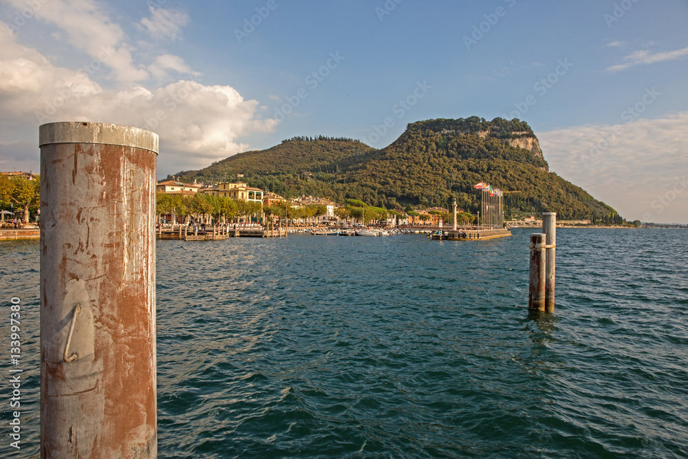 Blick auf die Hafeneinfahrt von Garda