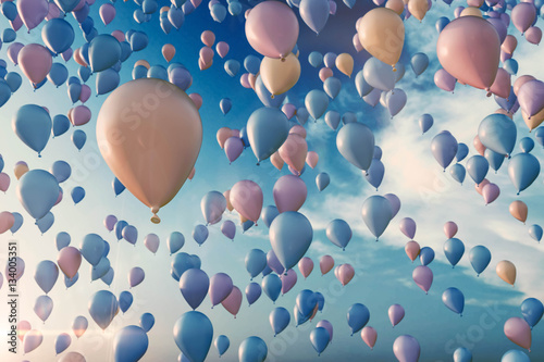 aufsteigende Luftballons in Pasteltönen