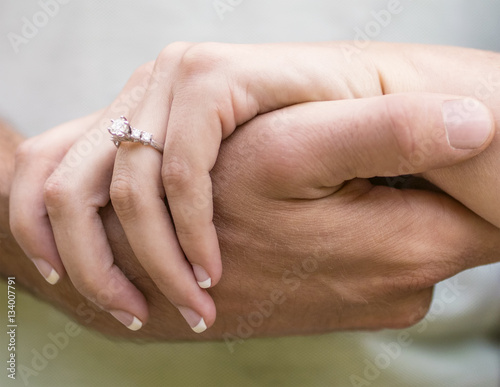 Fidanzamento, anello di diamanti come promessa di amore e di matrimonio