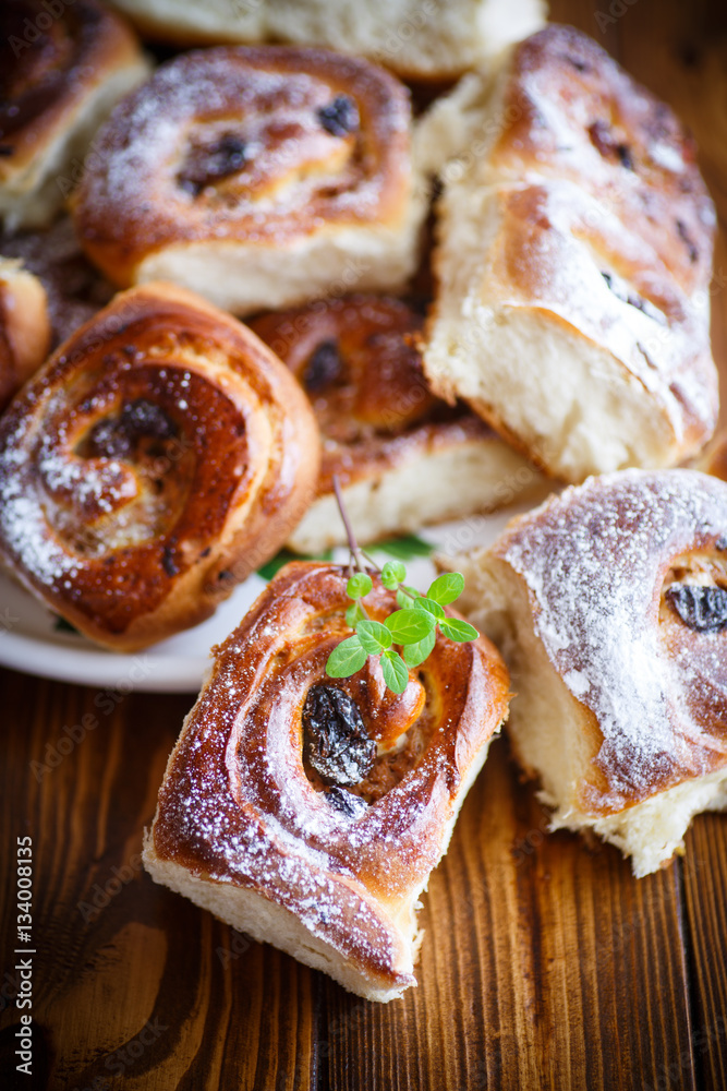 sweet rolls with raisins