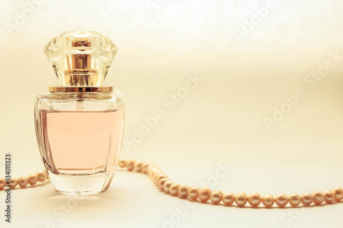 Женские духи в стеклянном флаконе. бусы из круглого жемчуга