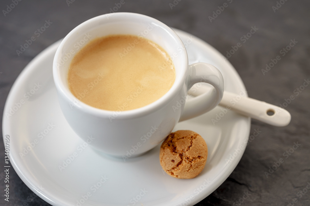 Espresso mit kleinem Keks Espresso mit kleinem Keks
