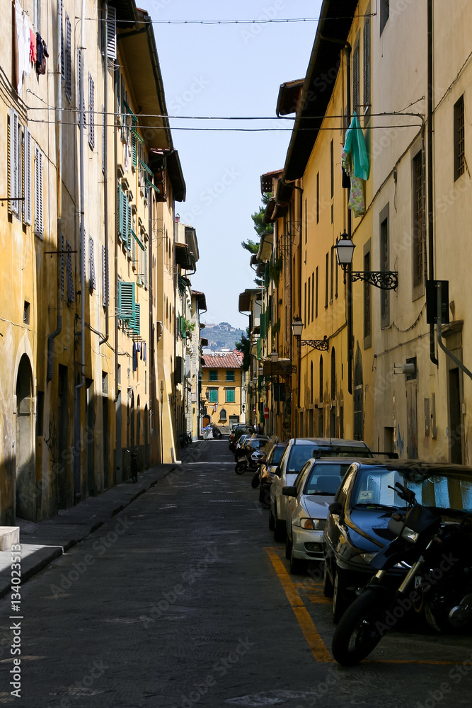 Obraz premium Perspective on a secluded street in Florence, Italy. The moment when life in the city if stopped.