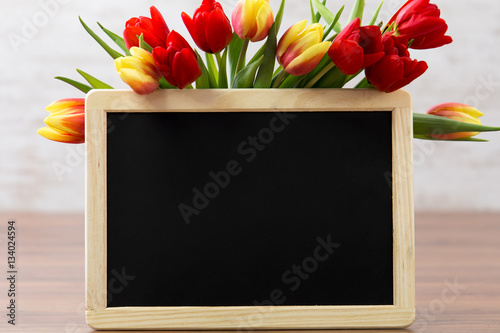 Tafel mit Blumen zum Valentinstag Muttertag