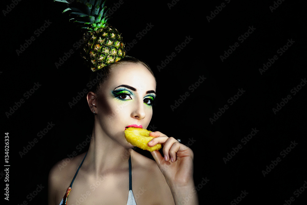 In the photo a delicious piece of fruit and a sexy girl. Blonde and  pineapple. foto de Stock | Adobe Stock