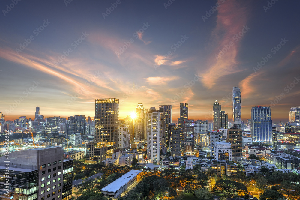 Obraz premium Bangkok capital city of Thailand in business areas at sunset meet nightlight