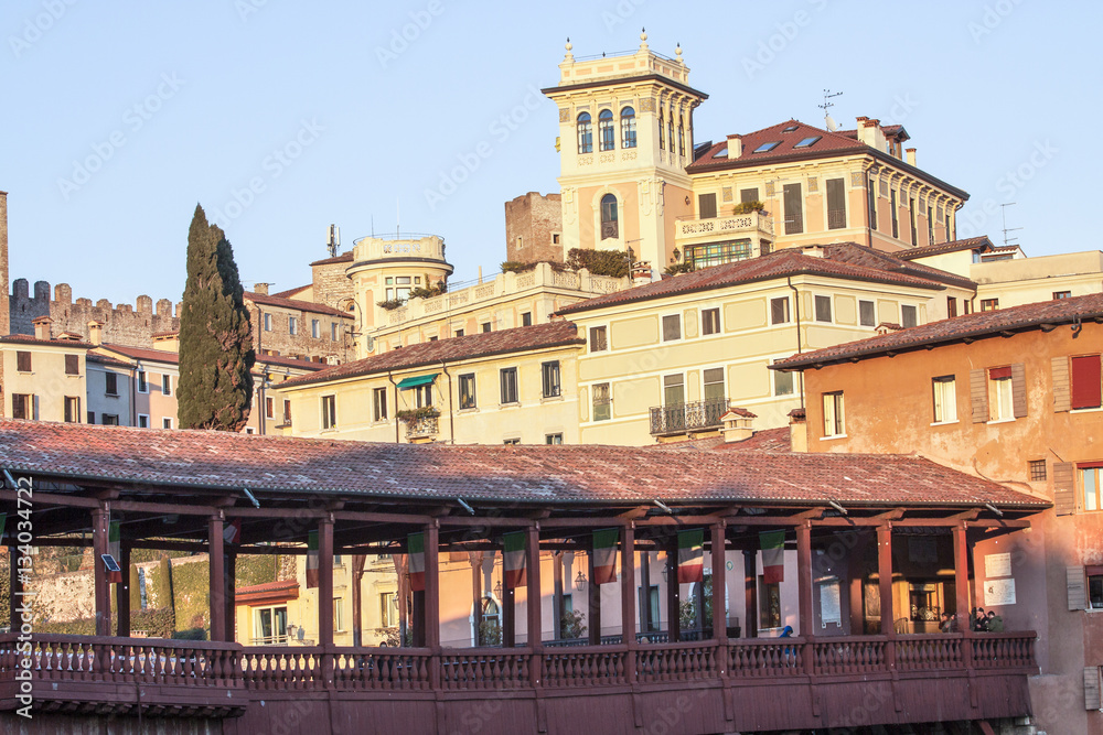 Bassano del Grappa in Veneto, Italia. Una veduta del ponte al tramonto