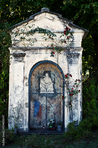 cappelletta coperta di rose photo