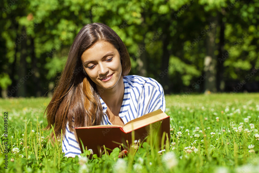 Obraz premium Portrait fo a gorgeous young brunette reading book