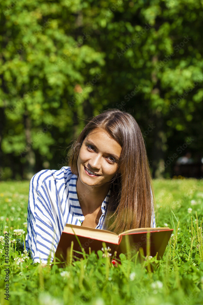 Obraz premium Young woman talking on a cell phone