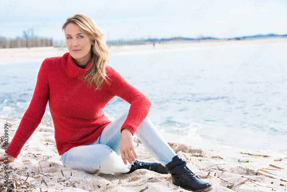 belle femme sereine sur le sable en hiver belle femme sereine sur le sable en hiver