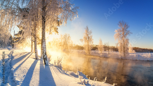 wiosenny poranek krajobraz z mgły i lasu nad brzegiem rzeki, Rosja, Ural, luty