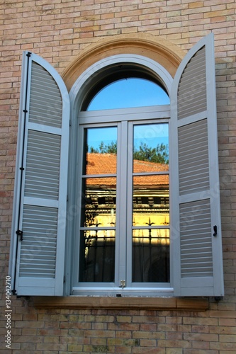 Fenêtre avec volets bois persienne