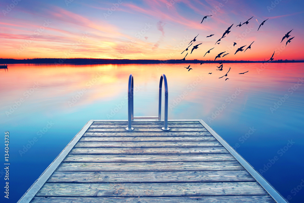 Obraz premium stiller Moment, einsamer Holzsteg