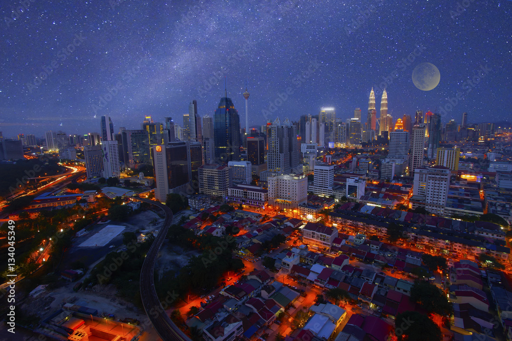 Fototapeta premium Krajobraz nocny Kuala lumpur z Drogą Mleczną i Supermoon, Malezja.