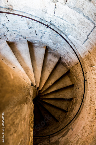 Les escaliers donjon de l'Abbé dans l'Abbaye de Montmajour près d'Arles