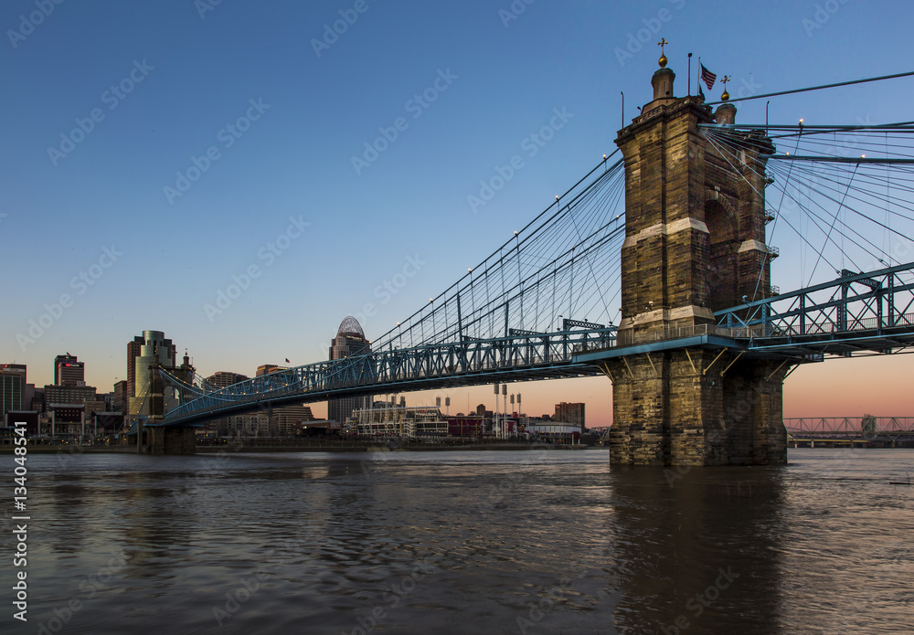 Obraz premium Cincinnati Skyline at Dusk