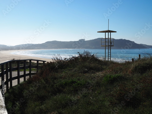 Fototapeta Naklejka Na Ścianę i Meble -  día soleado de playa, paseo y surf en Galicia