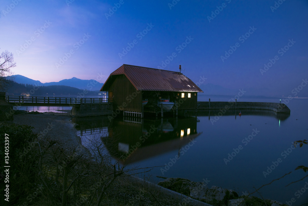 Obraz premium Sonnenaufgang Wasserrettung-Haus Chiemsee Chieming.