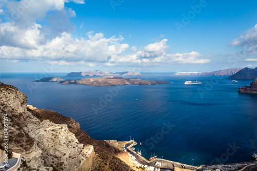 Widok na Morze Egejskie z wyspy Santorini, Thira, Grecja