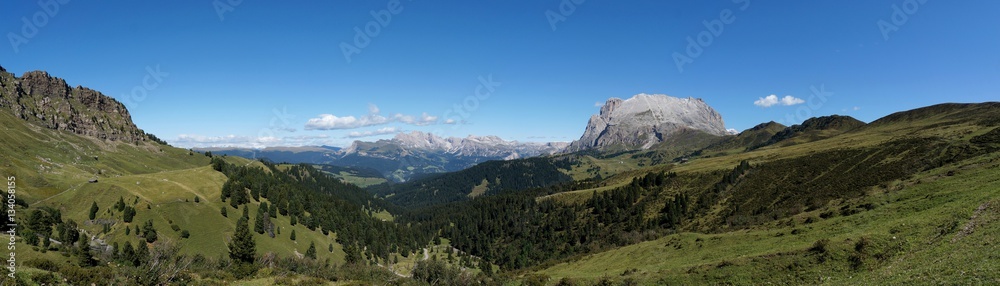 Panorama Aussicht von Raschötz, und Puez Geisler Naturpark bis Grödner Joch und Plattkofel Panorama Aussicht von Raschötz, und Puez Geisler Naturpark bis Grödner Joch und Plattkofel