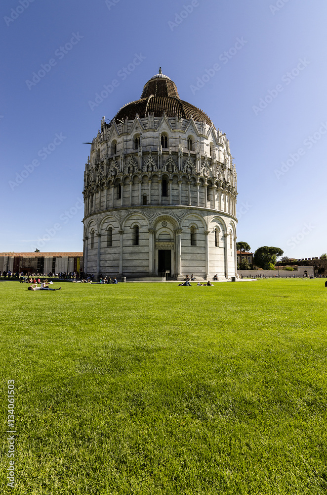 Battistero di Pisa - vista dal grande prato