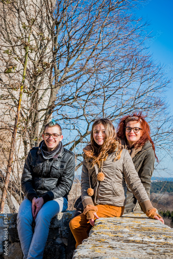 Obraz premium En famille dans l'Abbaye de Montmajour près d'Arles
