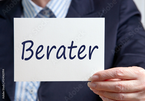 Berater mit Schild und Text