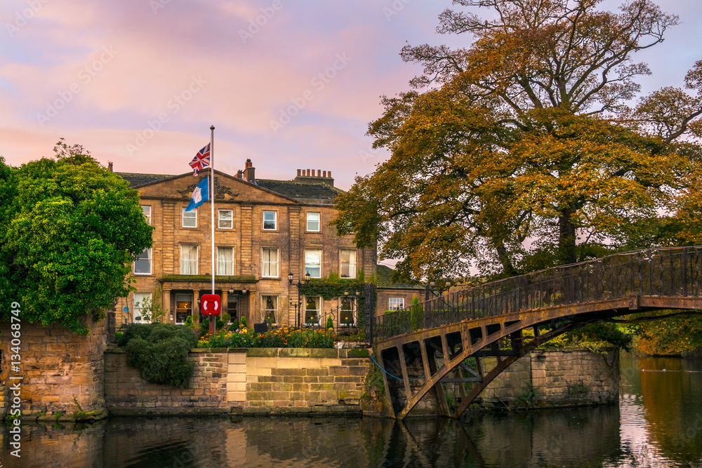 Naklejka premium Walton Hall in a scenic setting of rolling parkland with its own