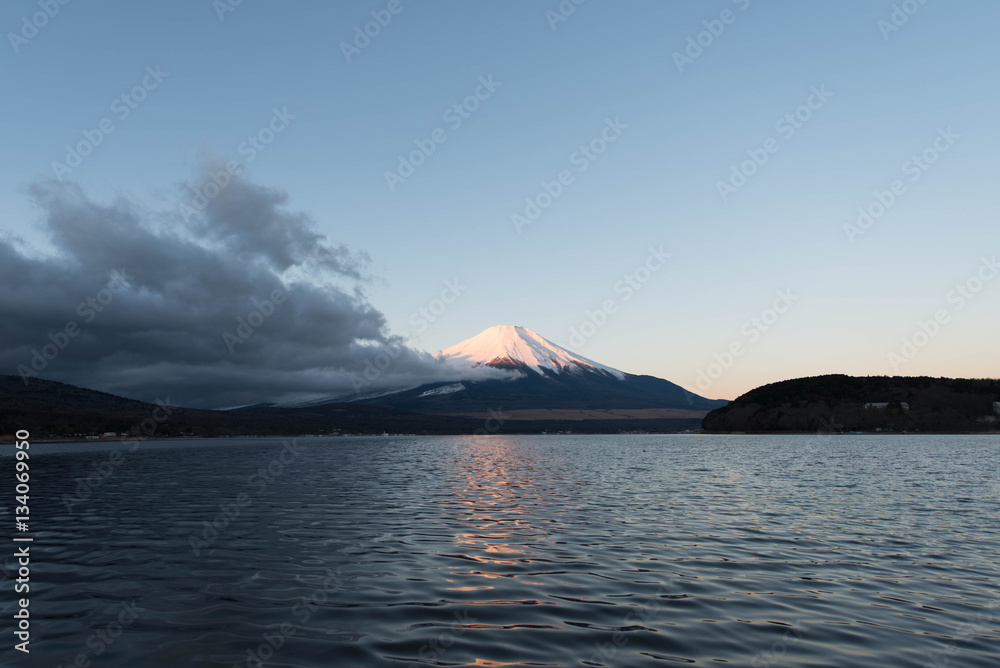 朝焼けの富士山と山中湖