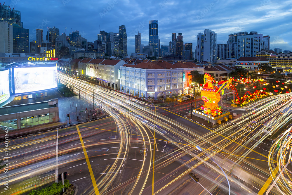 Obraz premium Traffic Light Trails in Singapore Chinatown