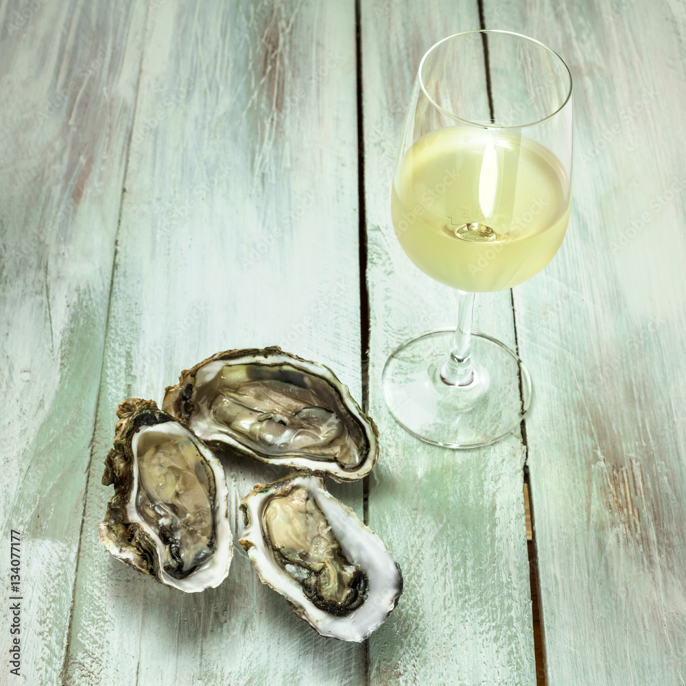 White wine, oyster, and lemon photo with copyspace 스톡 사진 Adobe Stock